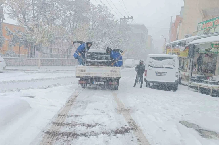 Eyyübiye Belediyesi ekiplerinin karla mücadelesi sürüyor 