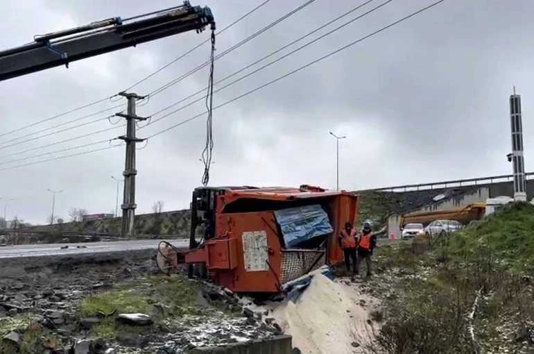 Eyyüpsultan’da kar küreme aracı buzlu yolda devrildi: 1 yaralı 