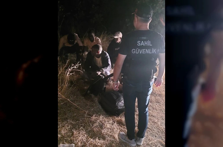 Ezine’de 5 kaçak göçmen yakalandı