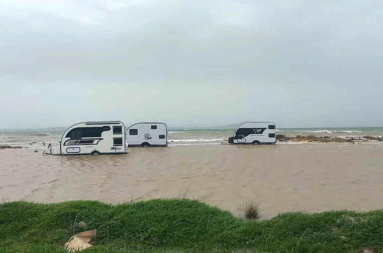 Ezine’de karavanlar su altında kaldı 