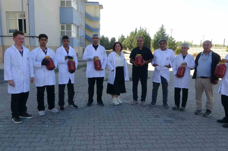 Fabrika gibi okul: Malatya’da öğrenciler domates yetiştirip salça üretiyor 