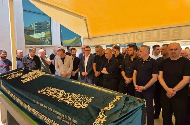 Fabrikada elektrik faciasında ölen işçi, mesai arkadaşlarının omzunda son yolculuğuna uğurlandı 