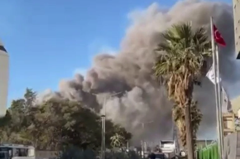 Fabrikada yaşanan patlamayla yükselen duman paniğe neden oldu 