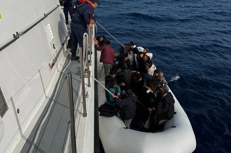 Faciadan dönüldü: 40’ı çocuk 64 düzensiz göçmen kurtarıldı 