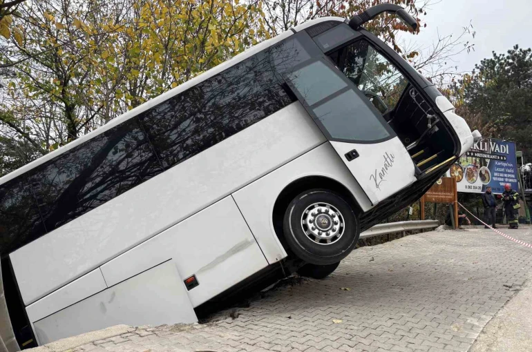 Facianın eşiğinden dönüldü: Tur otobüsü şarampole düştü