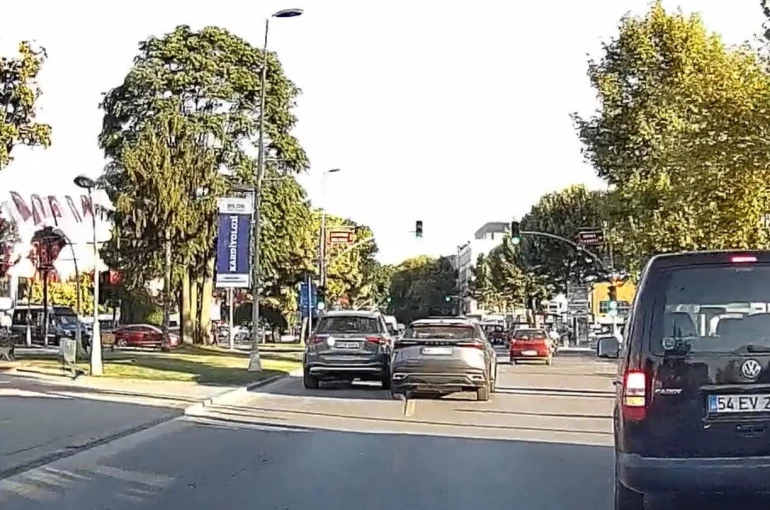 Faciaya davetiye çıkardı: Trafiğin yoğunluğuna aldırmadan makas attı