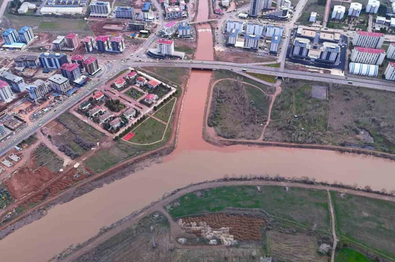 Fadlum Çayı Kızılırmak’a rengini verdi 