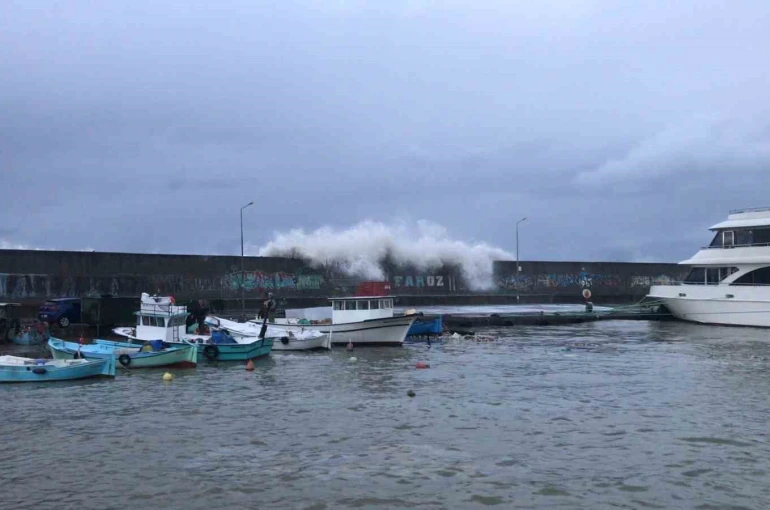 Faroz Limanı’nı dev dalgalardan korumak için 21 tonluk beton blokların dökümü sürüyor 