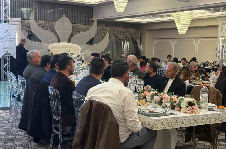 Fatih Sultan Mehmet Eğitim ve Yardımlaşma Vakfı iftarda buluştu 