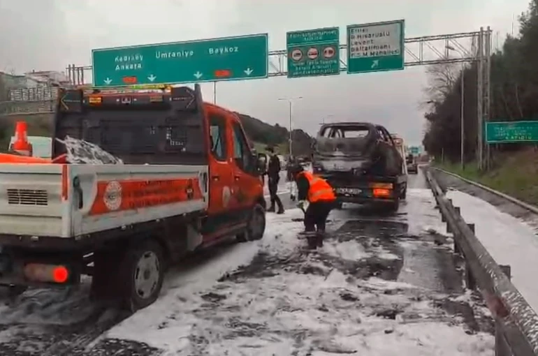 Fatih Sultan Mehmet Köprüsü girişinde otomobil yangını: Alev topuna döndü 