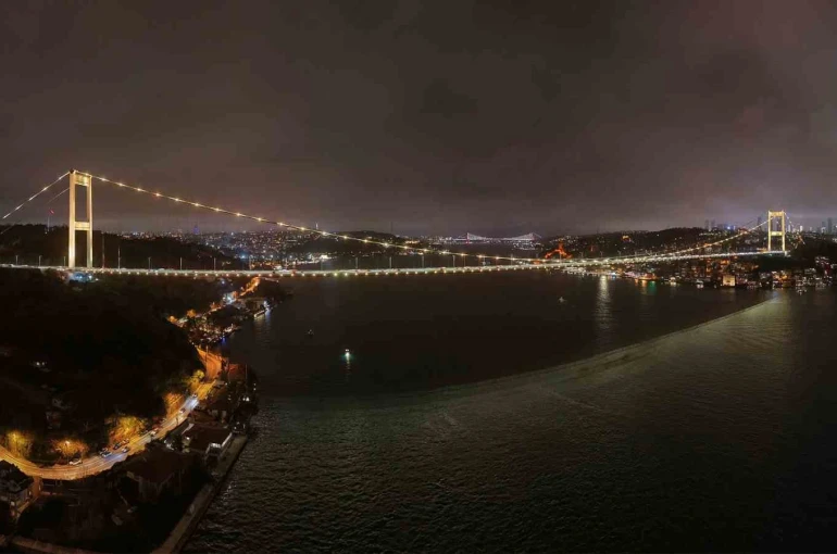 Fatih Sultan Mehmet Köprüsü kanser hastası çocuklar için sarıya büründü 