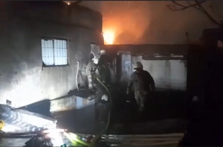 Fatih’te 5 katlı iş merkezinde çatı yangını 