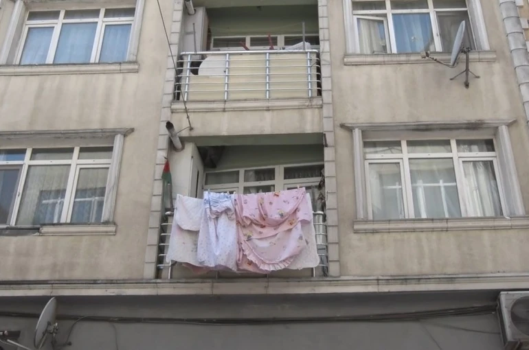 Fatih’te birinci kattan düşen 4 yaşındaki çocuk ağır şekilde yaralandı 