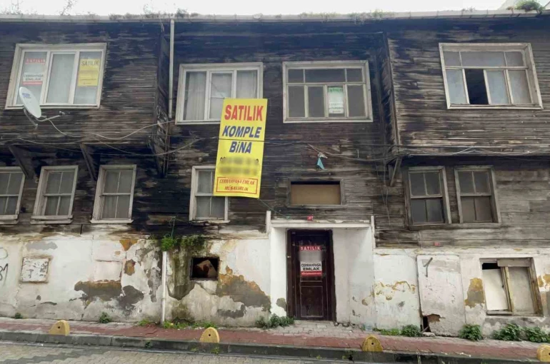 Fatih’te izinsiz kazı yapılan ev görüntülendi