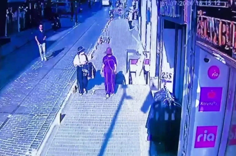 Fatih’te kadın turistlerin cüzdanını çaldılar: Çocuk şüphelilerin suç dosyası kabarık çıktı