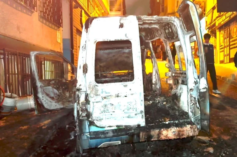 Fatih’te park halindeki otomobil alev aldı 