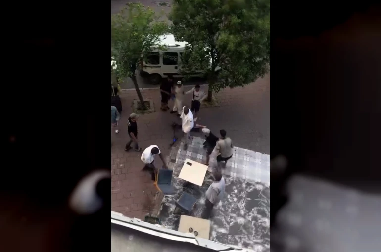 Fatih’te yabancı uyruklu şahıslar arasında bıçaklı kavga kamerada 