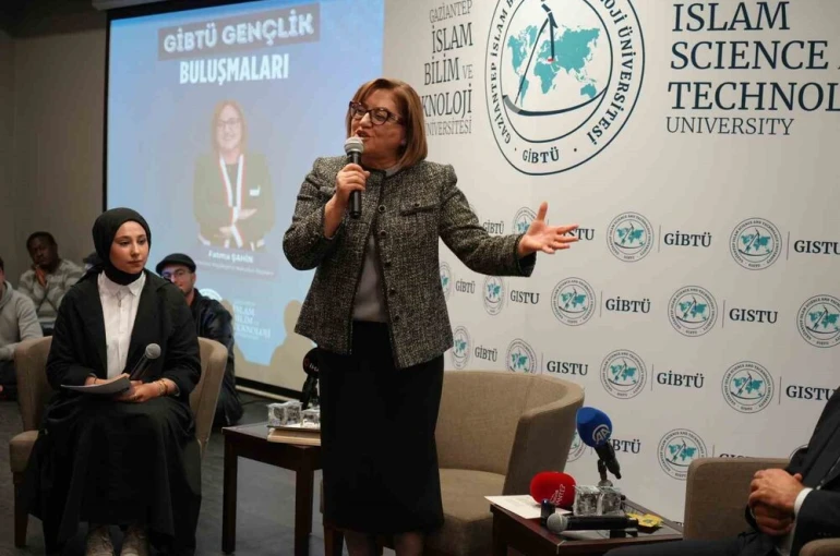 Fatma Şahin, GİBTÜ gençlik buluşmalarında öğrencilerle bir araya geldi 
