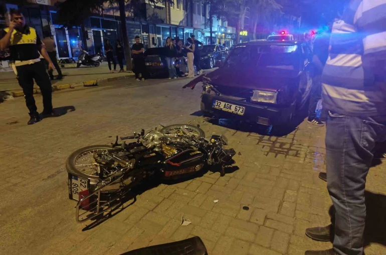 Faytonu sollayan otomobil motosikletle çarpıştı: 16 yaşındaki sürücünün durumu ağır