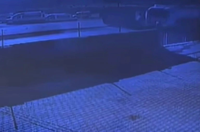 Feci kaza kamerada: Tır ile kafa kafaya çarpışan kamyonun sürücüsü öldü 