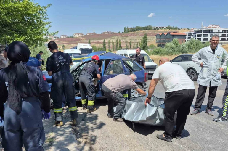 Feci kazada can veren kadının cenazesi sıkıştığı araçtan güçlükle çıkarıldı
