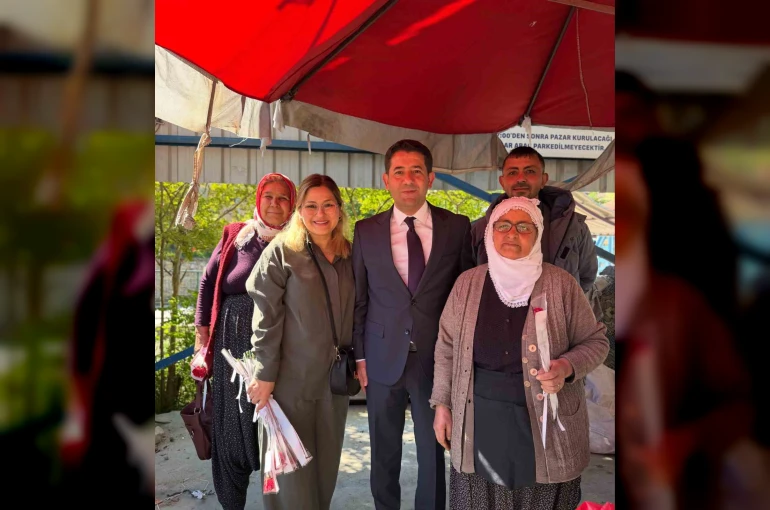 Feke’de kadın pazarcılara Anneler Günü hediyesi başkandan 