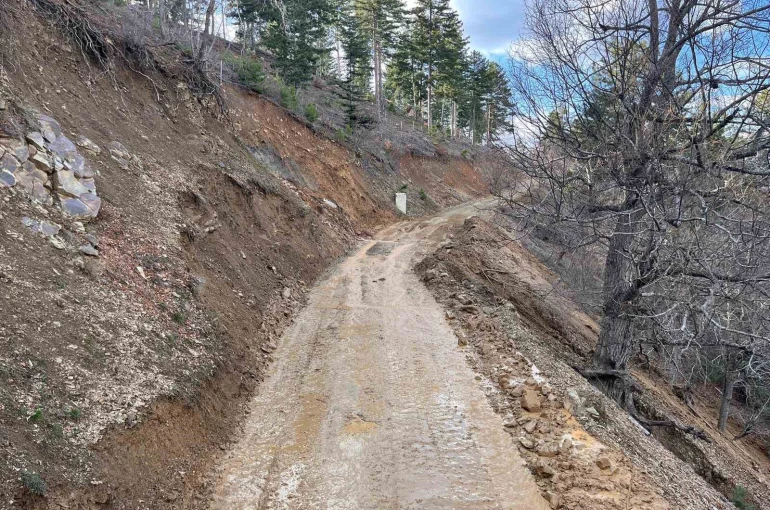 Feke’de kar ve heyelanla mücadele sürüyor