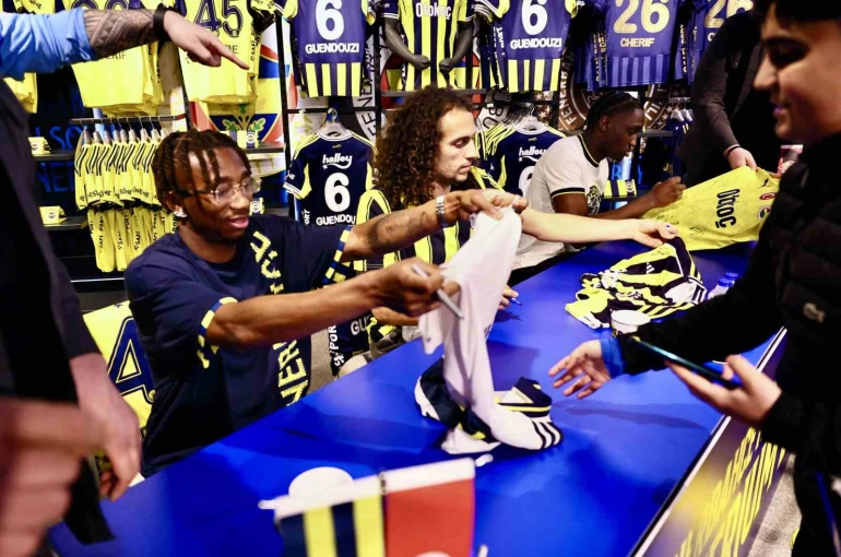 Fenerbahçeli futbolcular Guendouzi, Nene ve Cherif, taraftarlarla buluştu 
