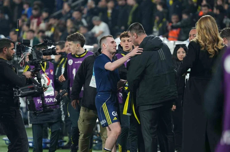 Fenerbahçeli futbolculardan derbi galibiyeti coşkusu 