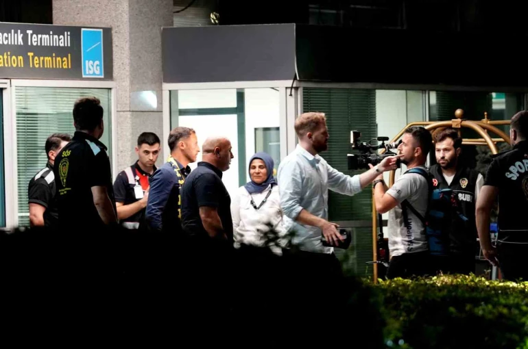 Fenerbahçe’nin yeni teknik direktörü Domenico Tedesco, İstanbul’a geldi 
