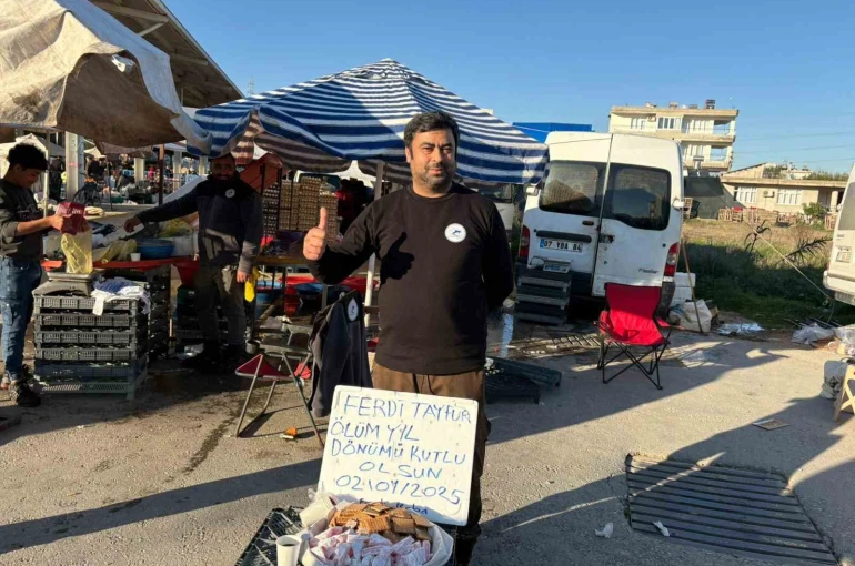 Ferdi Tayfur’un ölüm yıldönümünde lokum ve bisküvi dağıttı 