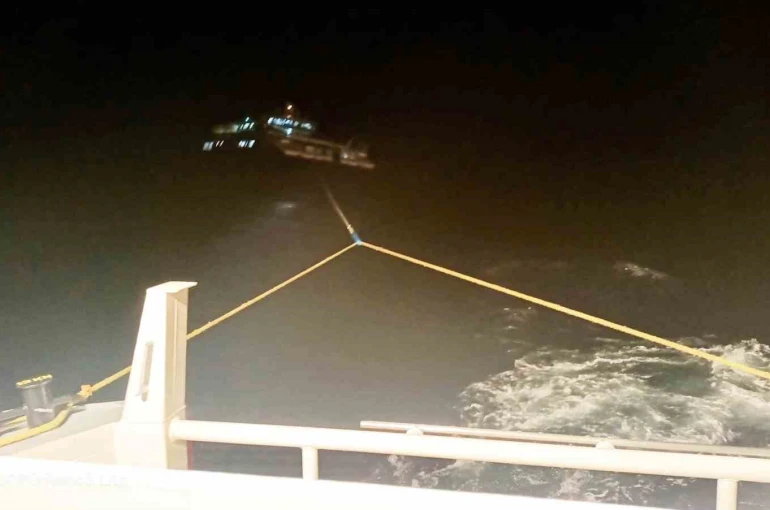 Fethiye açıklarında makine arızası nedeniyle sürüklenen tekne kurtarıldı 