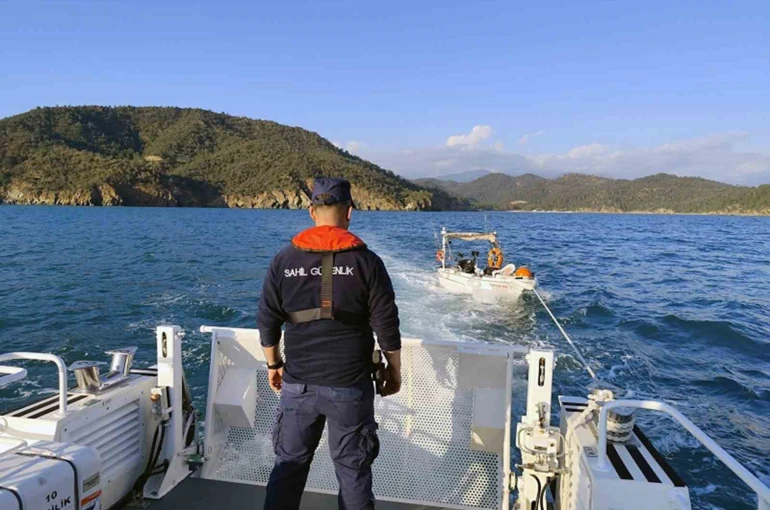 Fethiye açıklarında sürüklenen tekneyi Sahil Güvenlik kurtardı