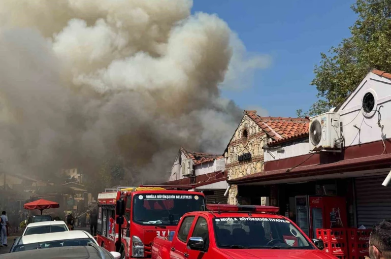 Fethiye Balık Hali’nde çatı yangını
