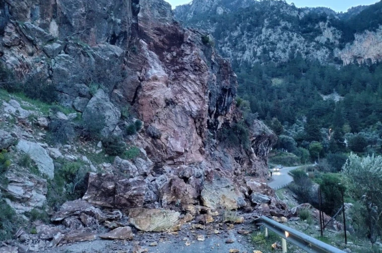 Fethiye’de kaya düşmesi sonucu Faralya yolu ulaşıma kapandı 