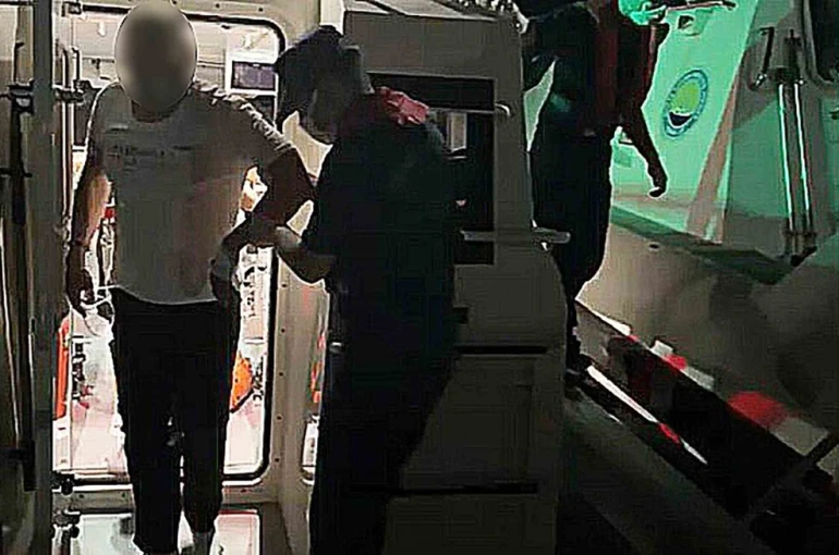 Fethiye’de ticari yatta rahatsızlanan vatandaşa Sahil Güvenlikten tıbbi tahliye 