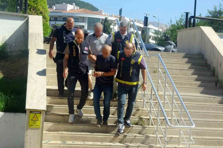 FETÖ’den ihraç edilen eski emniyet müdürü parke taşı hırsızlığı yaptı 