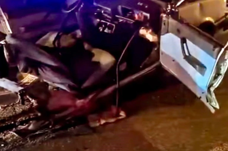 FIAT TOFAŞ otomobil kazada ikiye bölündü: 4 yaralı