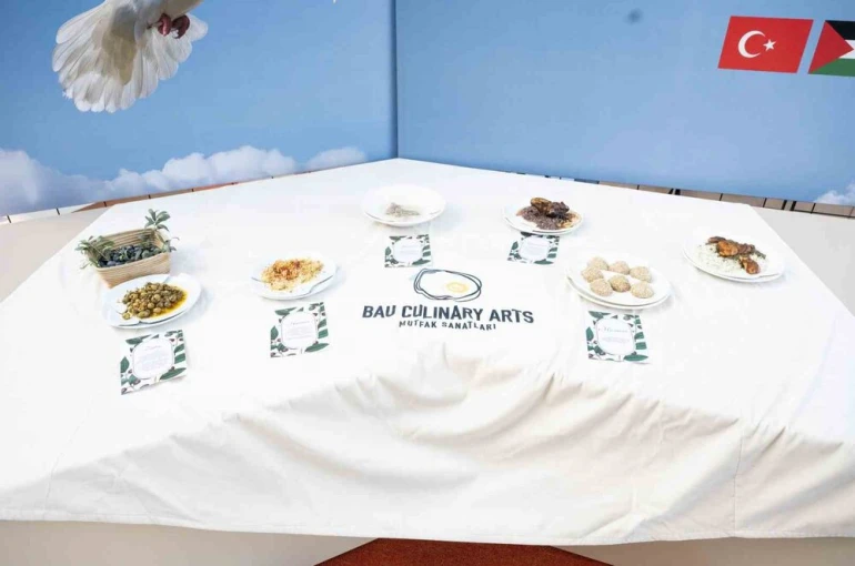 Filistin’le dayanışmada yemekler kırık tabaklarda sergilendi