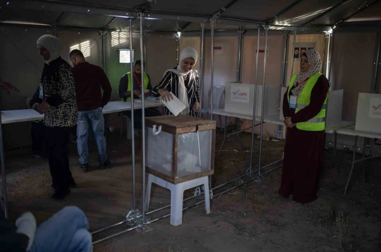 Filistinliler yerel seçim için sandık başında