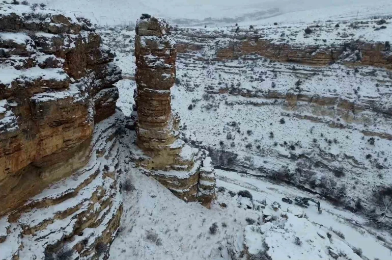 Film ve belgesellerin çekildiği Taşkale köyü kar yağışı sonrası kartpostallık görüntüler oluşturdu 