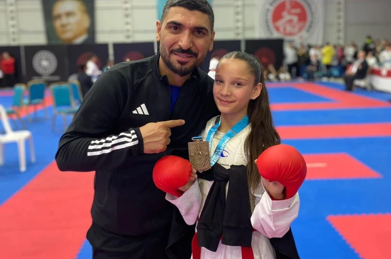 Filmlerden etkilendi, karatede şampiyon oldu 