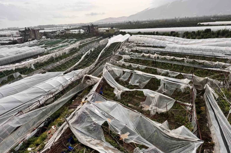 Finike’de hortumun verdiği hasar gündüz ortaya çıktı