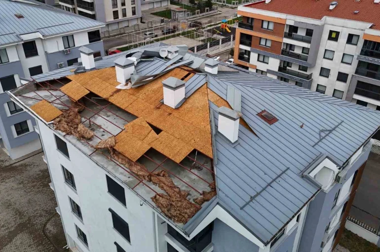 Fırtına binanın çatısını uçurdu, faciadan dönüldü 