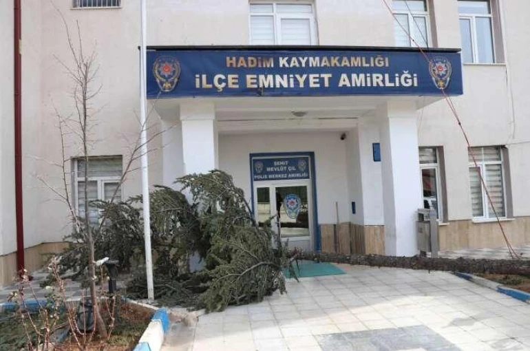 Fırtına Emniyet binasında hasar verdi