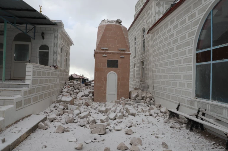 Fırtına Selendi’de yıkıma neden oldu