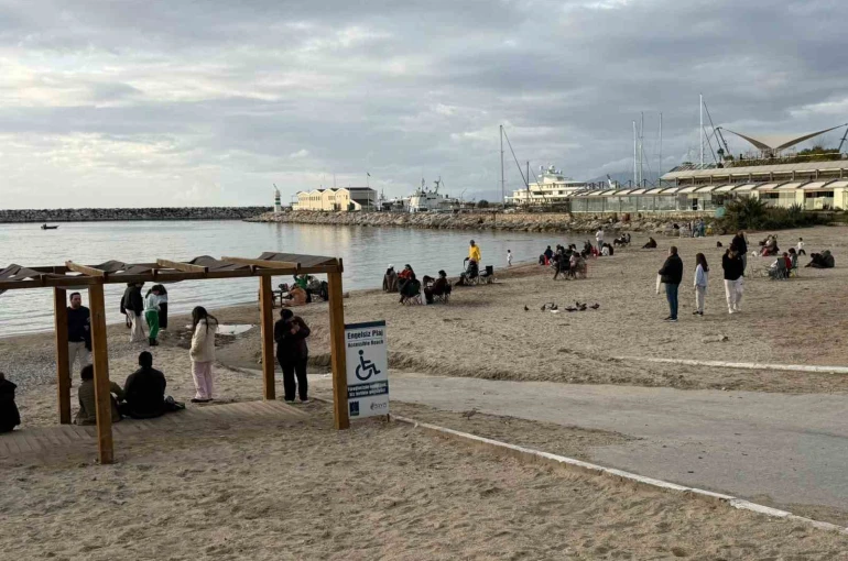 Fırtına sonrası Kuşadası’nda güneş yüzünü gösterdi, sahiller şenlendi 