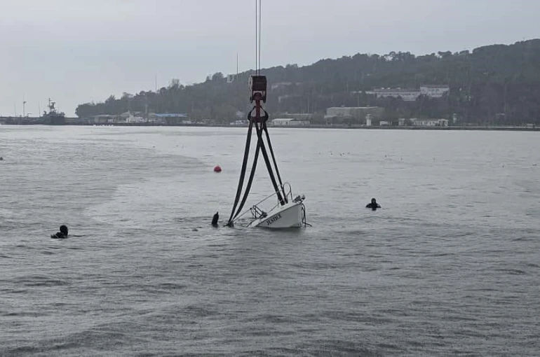 Fırtınada batan mini yat vinç yardımıyla karaya çıkarıldı 