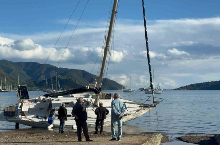 Fırtınada karaya vuran yelkenliler kaldırılıyor 