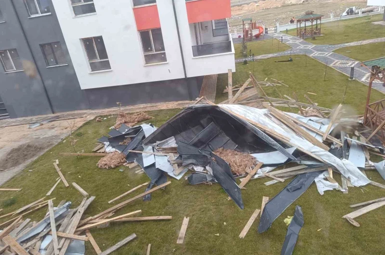 Fırtınada uçan çatı dairenin içine girdi 